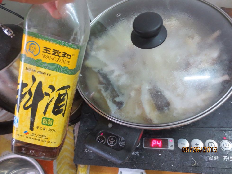 After it boils for about 20 minutes, add cooking wine again