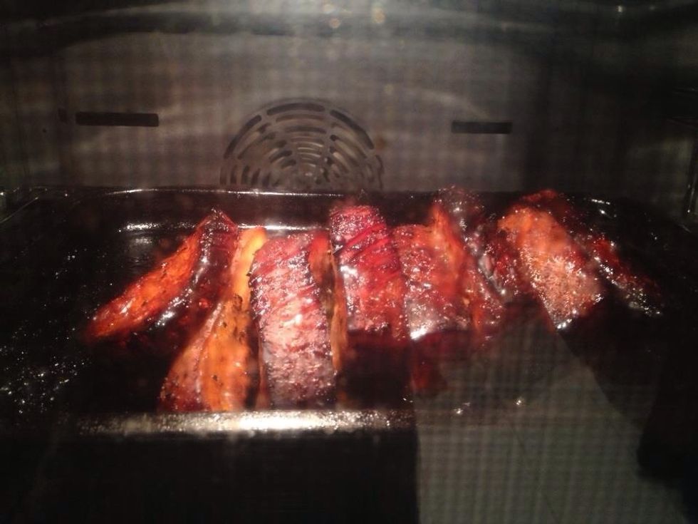 After leaving for about half an hour to settle in the marinade, put the pork into the oven for about an hour and a half.