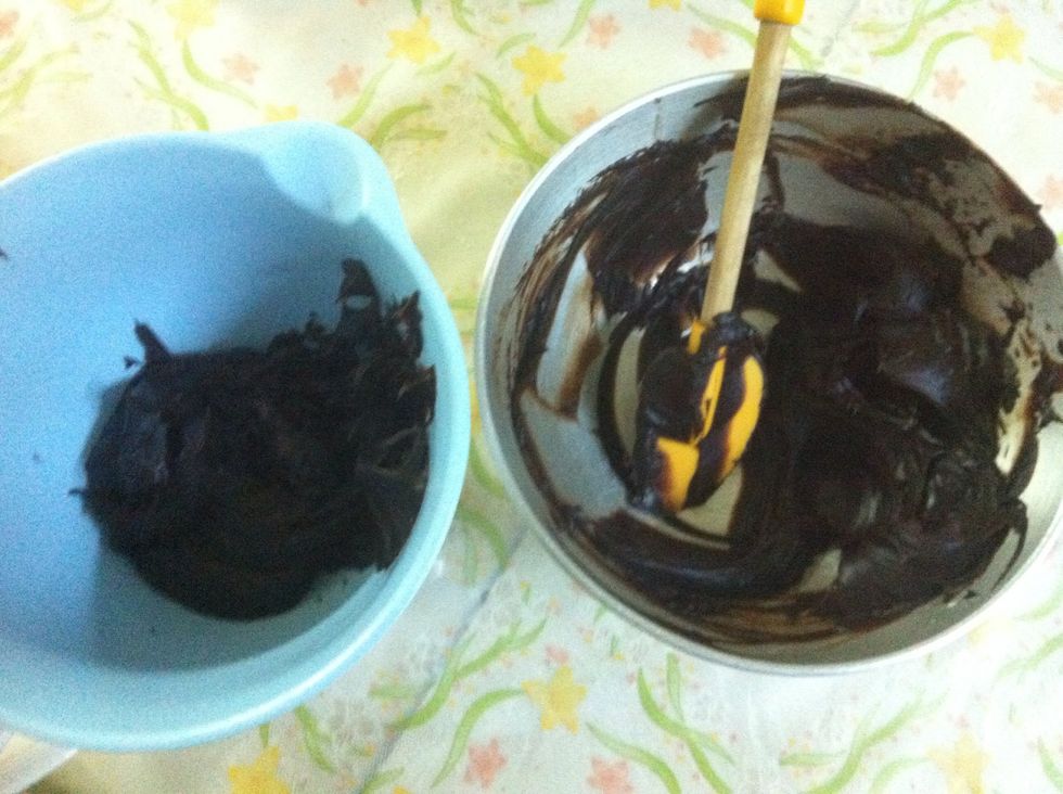 After letting it cool down completely, divide the ganache, place 2/3 of it in a mixing bowl and leave the rest in the double boiler. Notice how it thickened up?