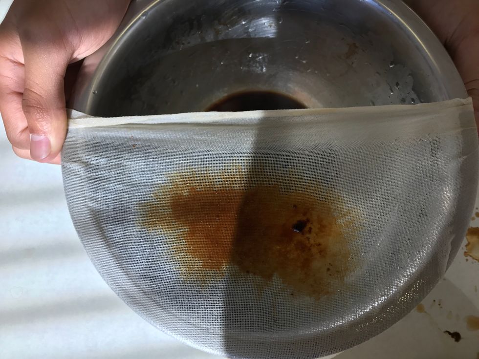 After letting the soup stock boil, get a bowl and place the same gauze over it. Pour the boiled soup stock over the gauze and let it drip down. This is the Miso Soup Stock.