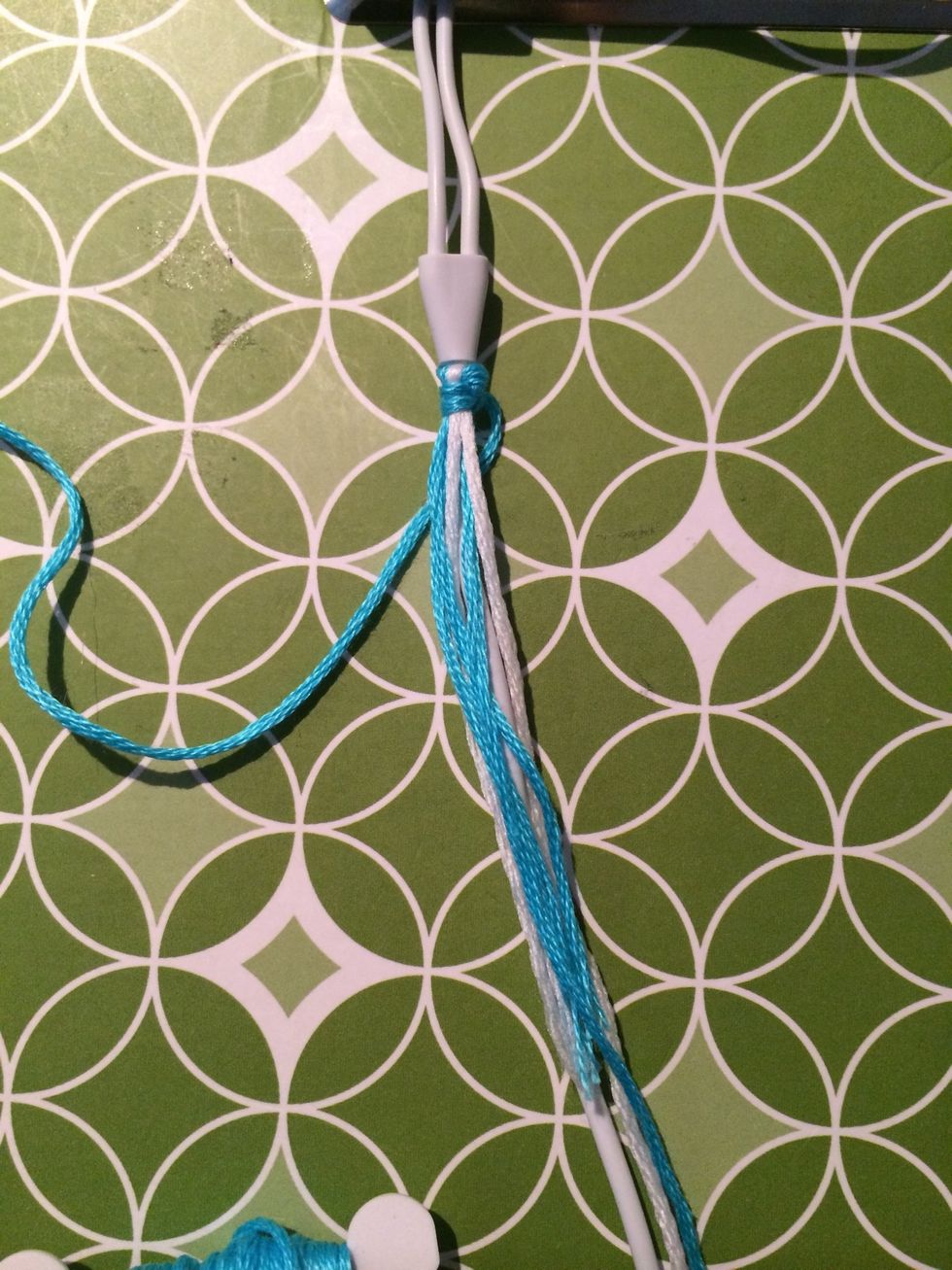 After my 2nd knot my string was all the way to the right so it's time to put your string under the cord and to the left. And make some more knots.