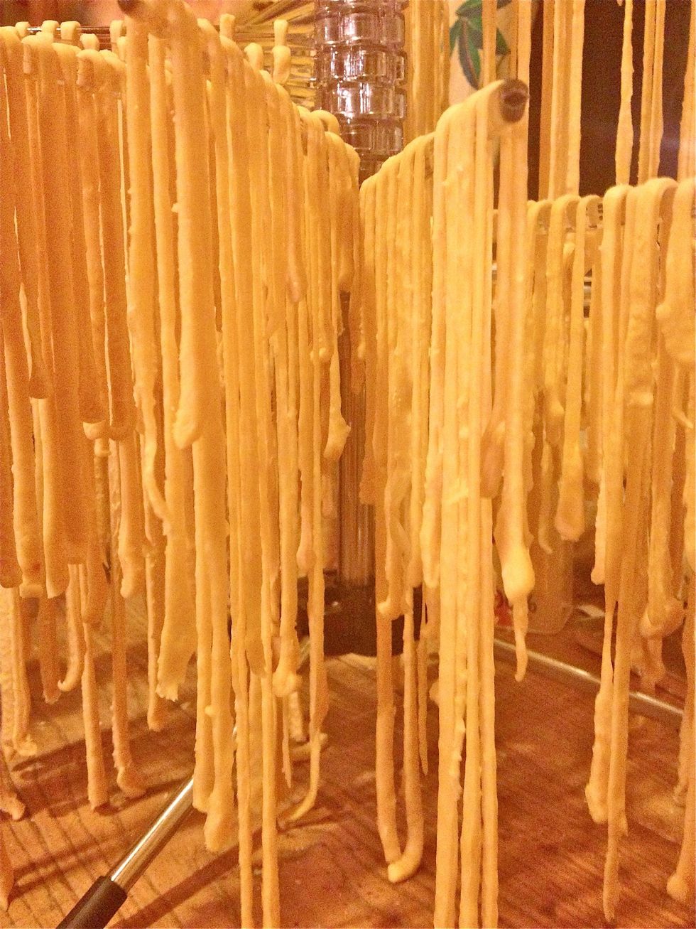 After one night, remove the pasta dryer. When cooking pasta, boil salted water and put the pasta to cook 2-5 minutes, depending on their thickness.