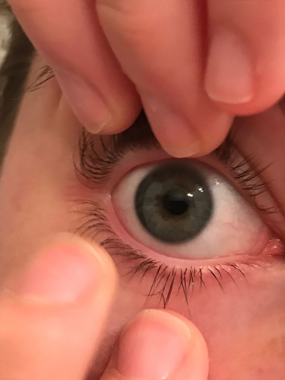 After open your eye with your (on your left hand) pointer and middle finger and with your right hand your pointer finger.