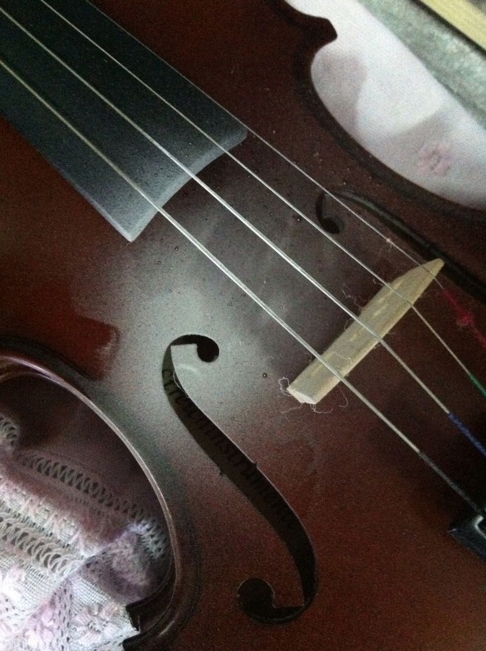 After playing, your violin is dirty. Why? Because of the resin. What you have to do is just one thing: clean it! How? See the next steps.