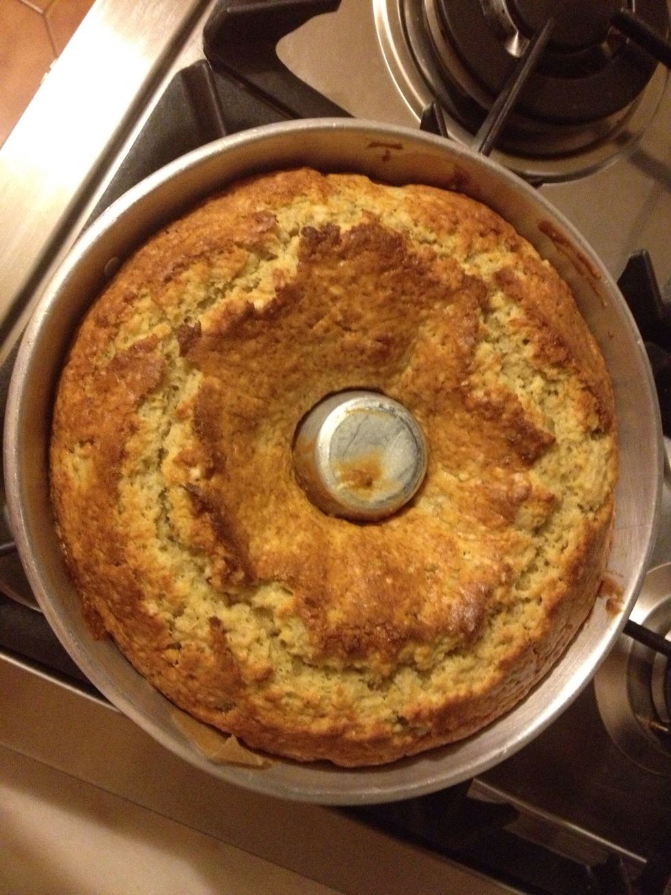 After removing from the oven, leave for 5 minutes to cool. Loosen edges with a knife or spatula. The cake is now ready to be removed from the tin and served on a plate. Enjoy!