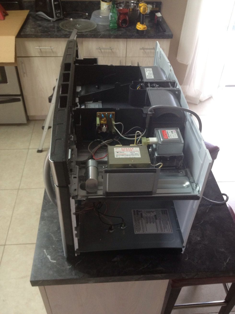 After removing the 30 screws that held the cover on, this is what I'm looking at
