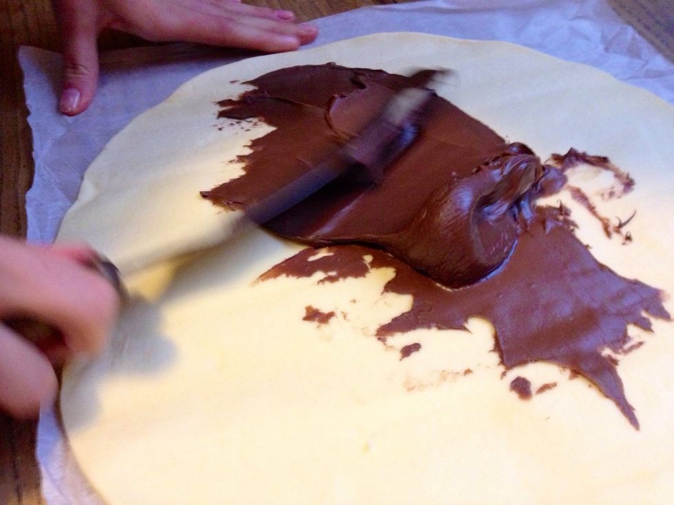 After rolling (or spread) the puff pastry, spread the Nutella.