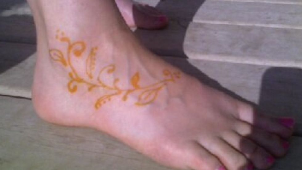 After several hours remove any remaining mud. Your design will be yellowish-orange. Keep your skin from drying out with a little olive oil, rather than your usual lotion.