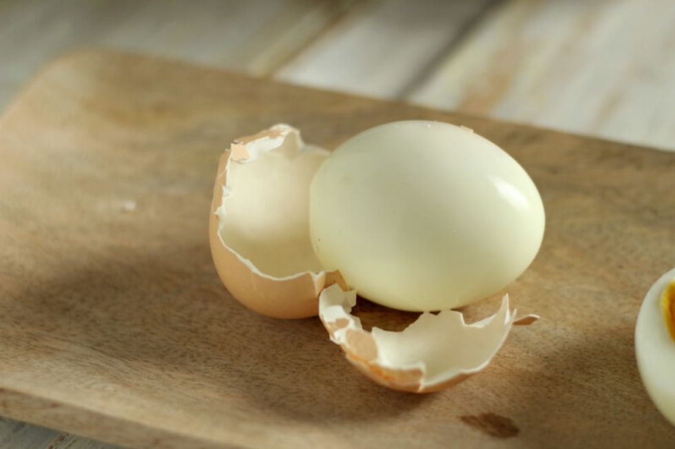 After taking eggs out of boilng water, place eggs in ice water and let hem cool down for 5 minutes. Afterwards, peel eggs and cut them in half