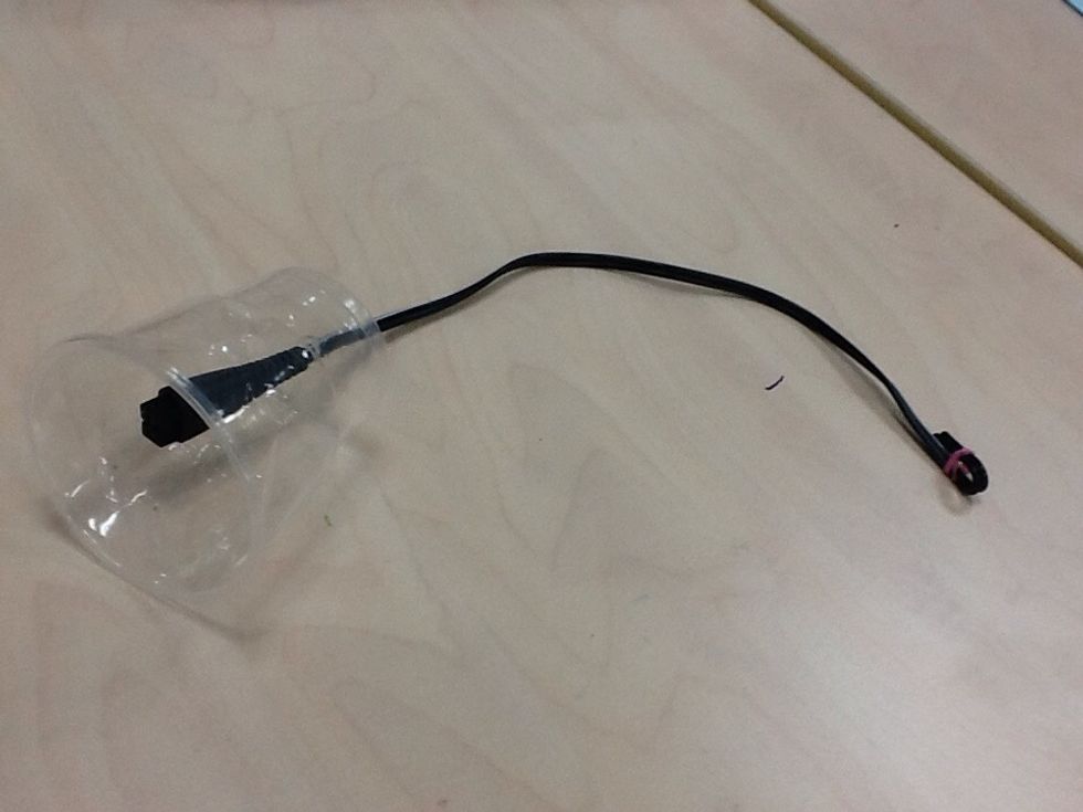 After that,bend the string top and usethe rubber band to bend it.