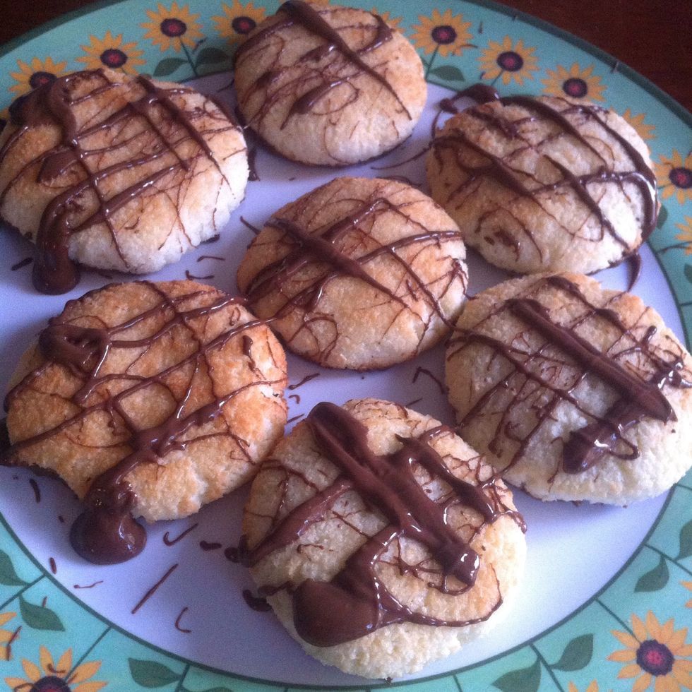 After that dip a fork into the chocolate and drizzle it over the macaroons, and refrigerate them for another 10-15 minutes.