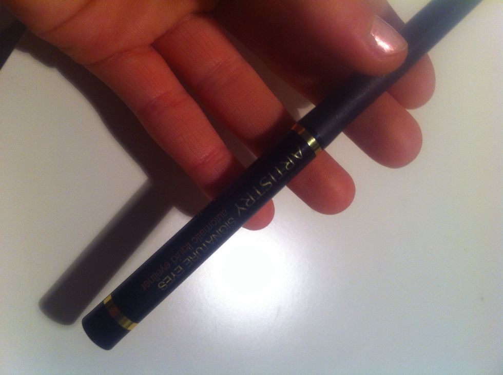 After that I use a very good eyeliner, "artistry signature eyes". It's really easy to applicate and it looks good whole day.