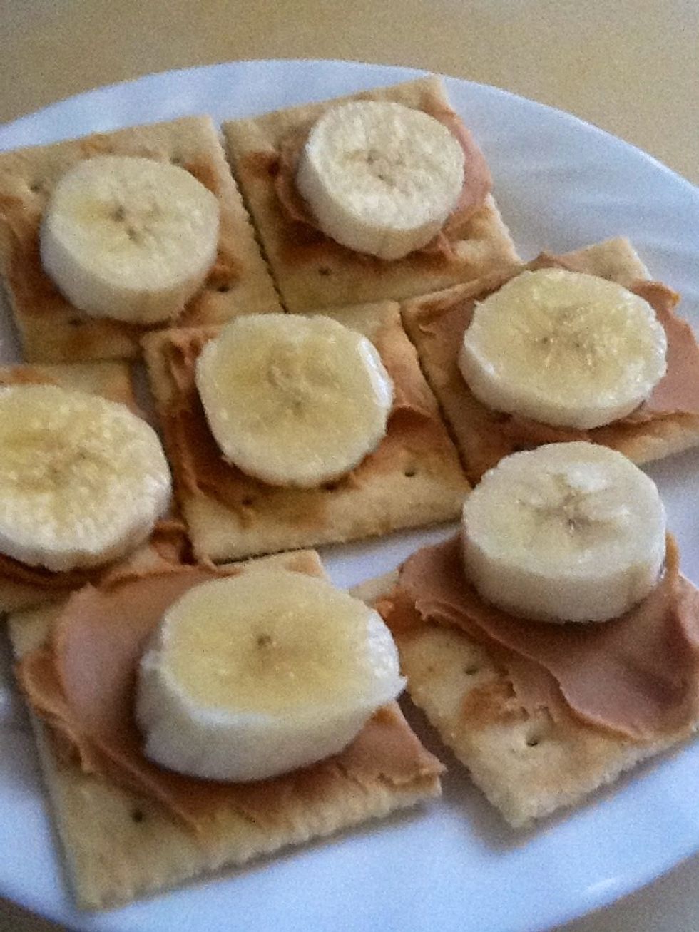 After that put the crackers on the plat.