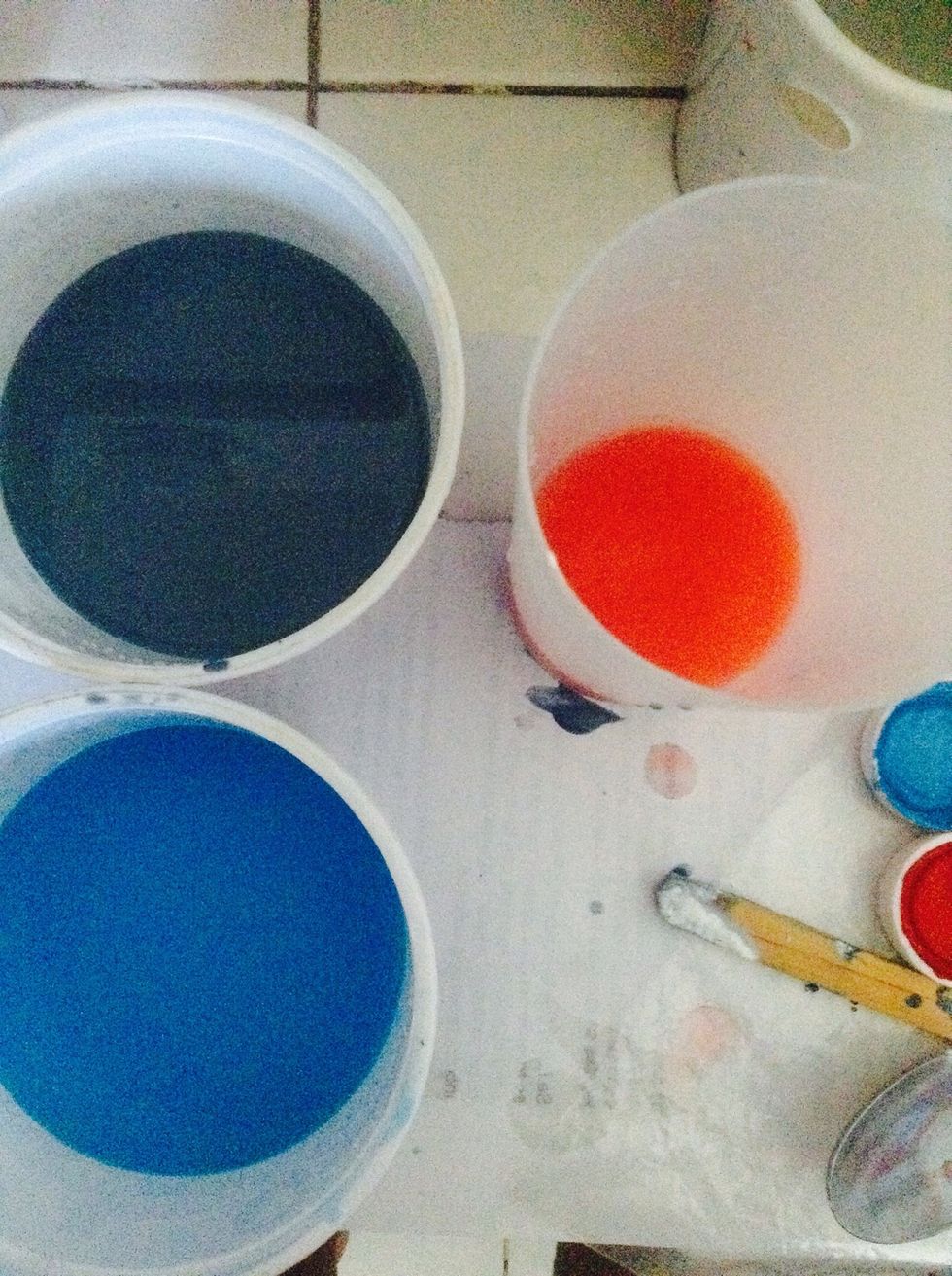 After that Take a recipient with water and add some paiting.