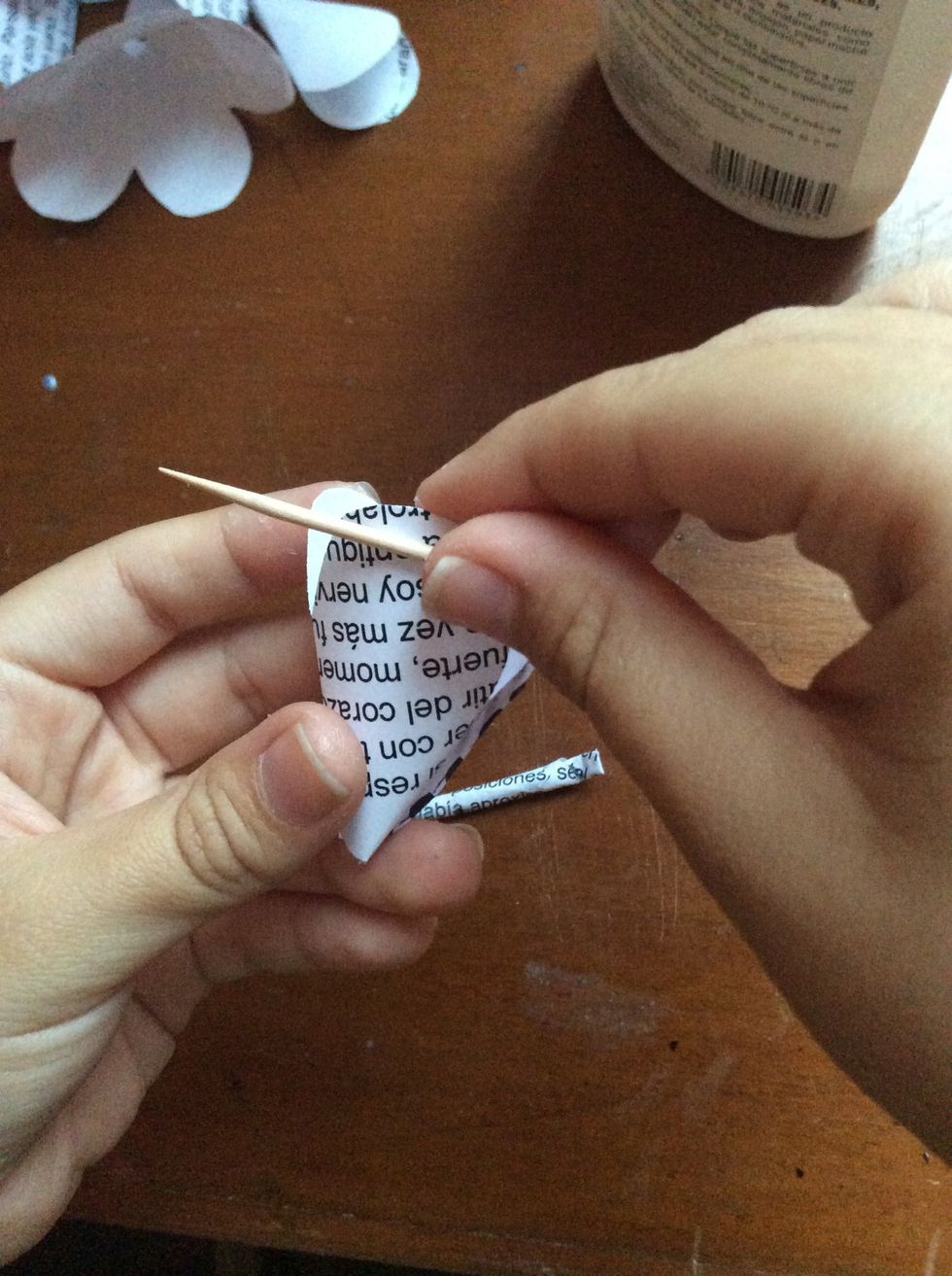 After that, take your toothpick again and roll all the petals to add volume.