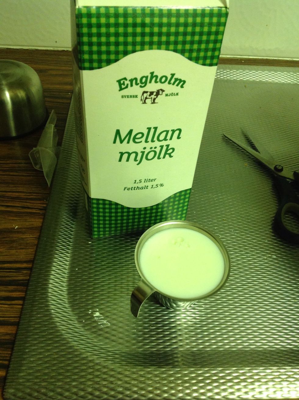 After that you put in half of the milk and wip it just a little Sen h\u00e4ller du i h\u00e4lften av mj\u00f6lken och vispar lite