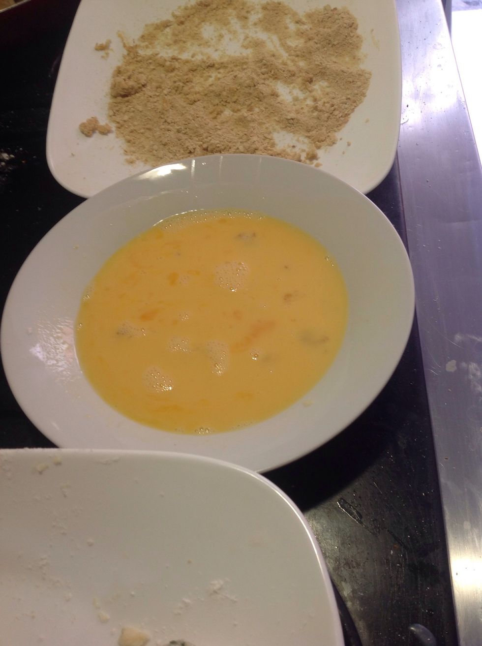 After the flour, put them in a bowl whit the egg, and then a bowl whit bread crumbs