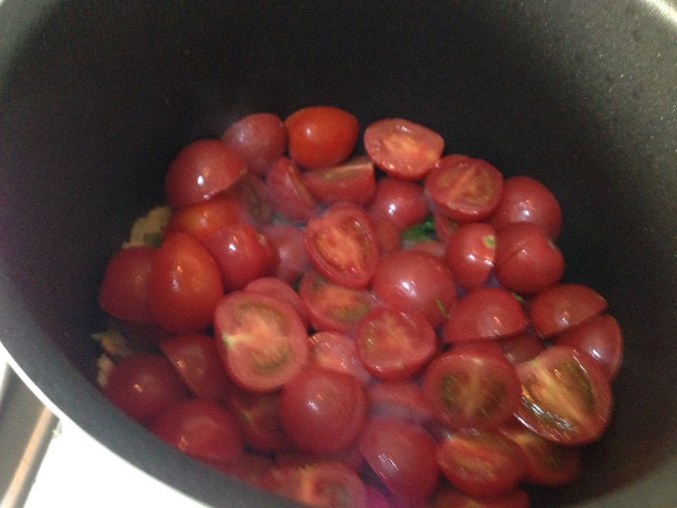 After the garlic become yellow, incised cherry tomatoes, and continue to stir