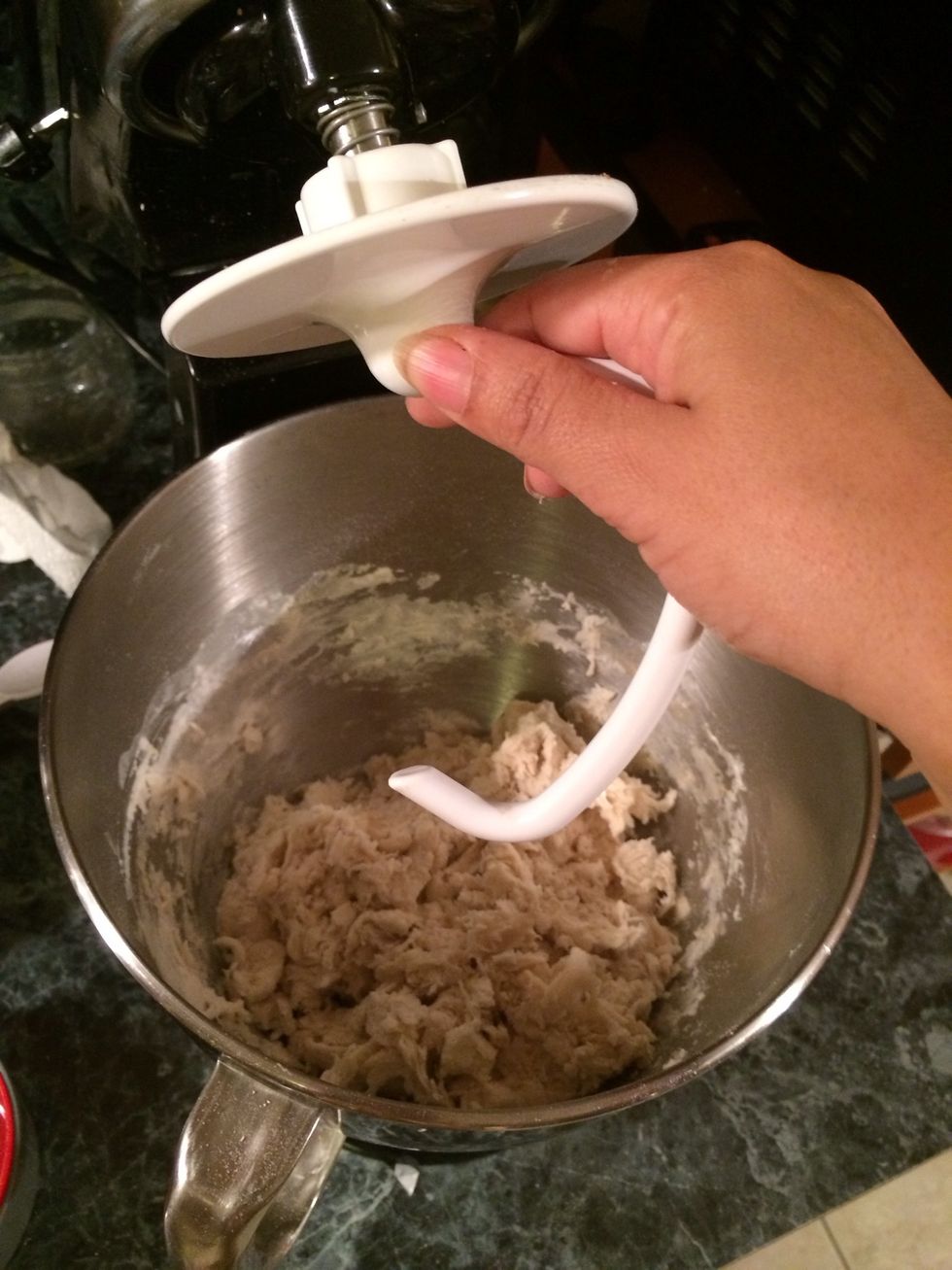 After the machine has stirred the flour and water, we will stop the machine and take off the paddle and put on the dough hook