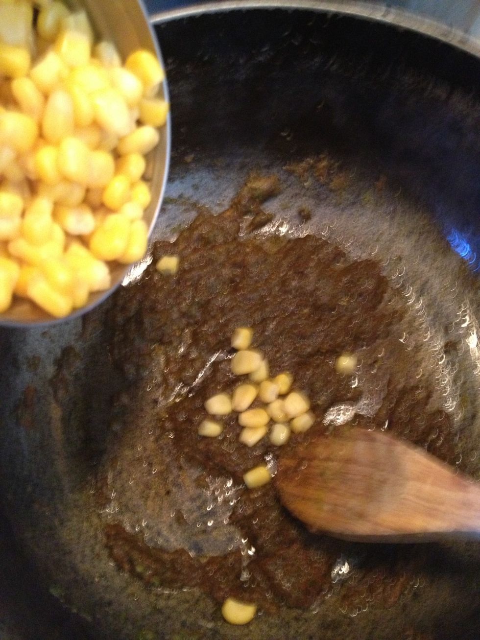 After the Minute of stir frying add the corn