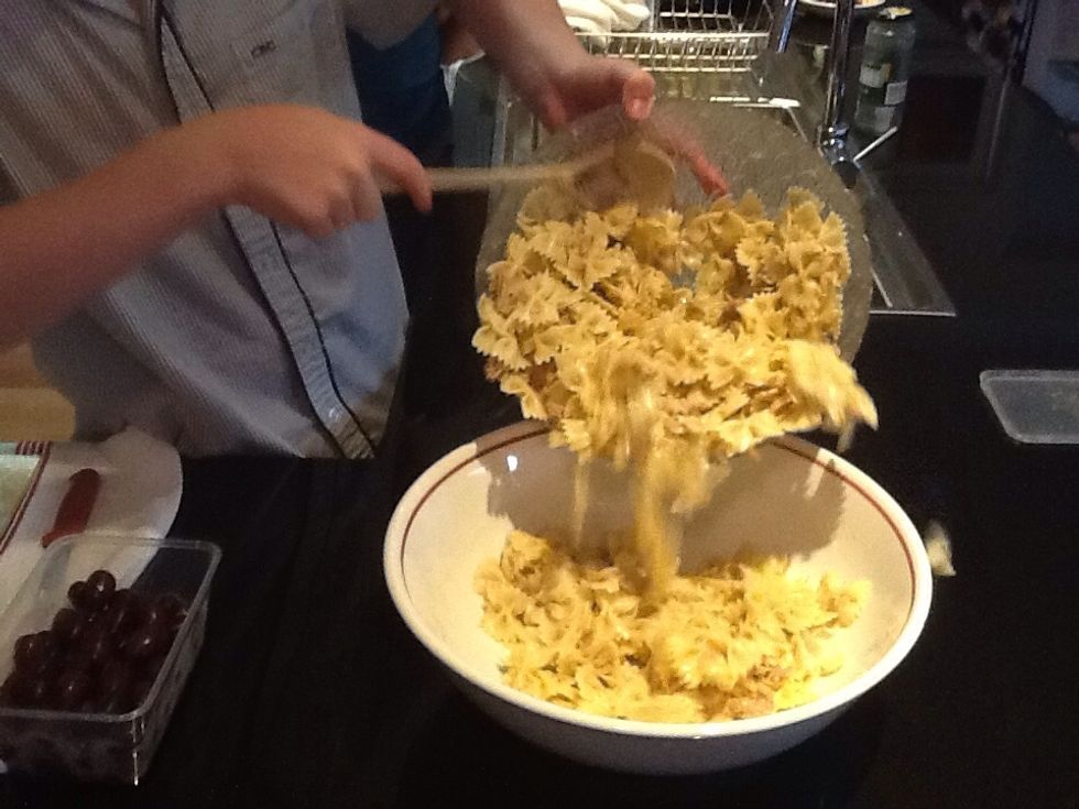 After the pasta is cooked, add 450g tuna while it is hot, Then wait a while for it to cool