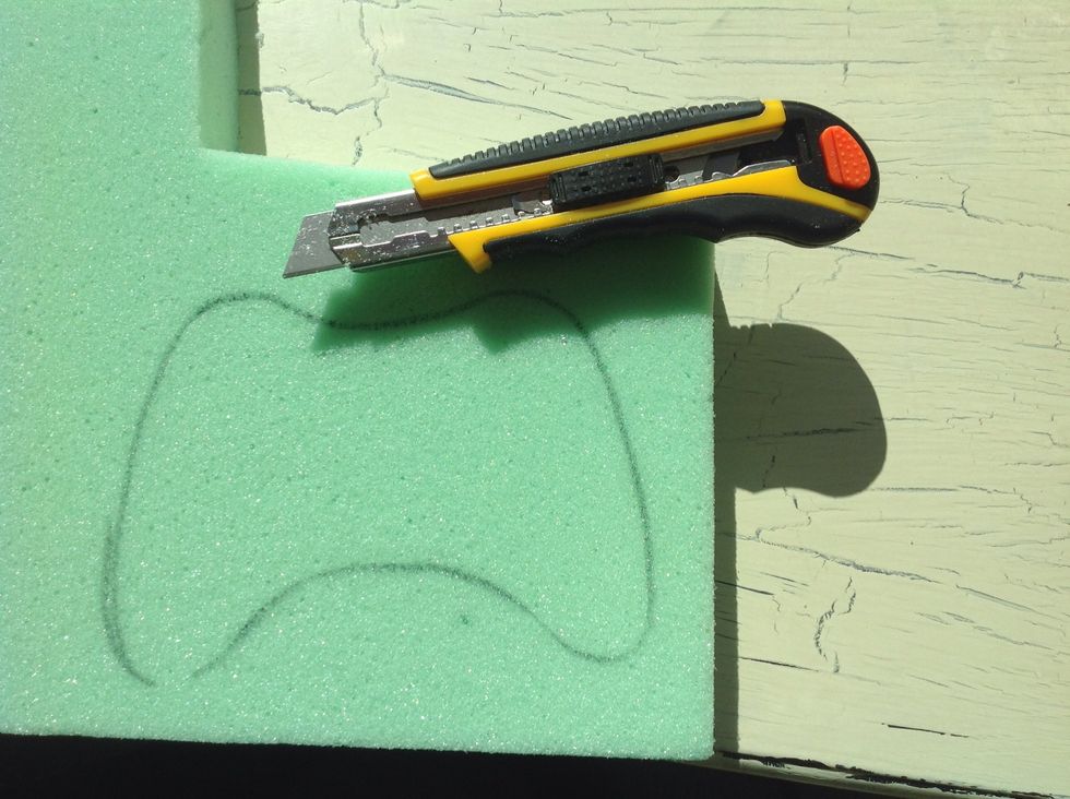 After tracing it, you will now cut out the shape of the controller with the cutter. If the foam is too slim you can cut out two pieces and glue one on top of the other :) using white glue