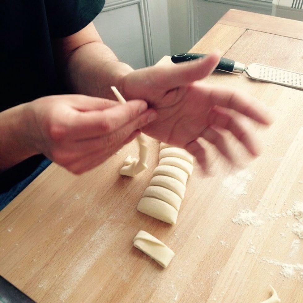 After twisting 6-7cm, you will have one, break it with your hands and go ahead twisting more, until you have done the whole strip.