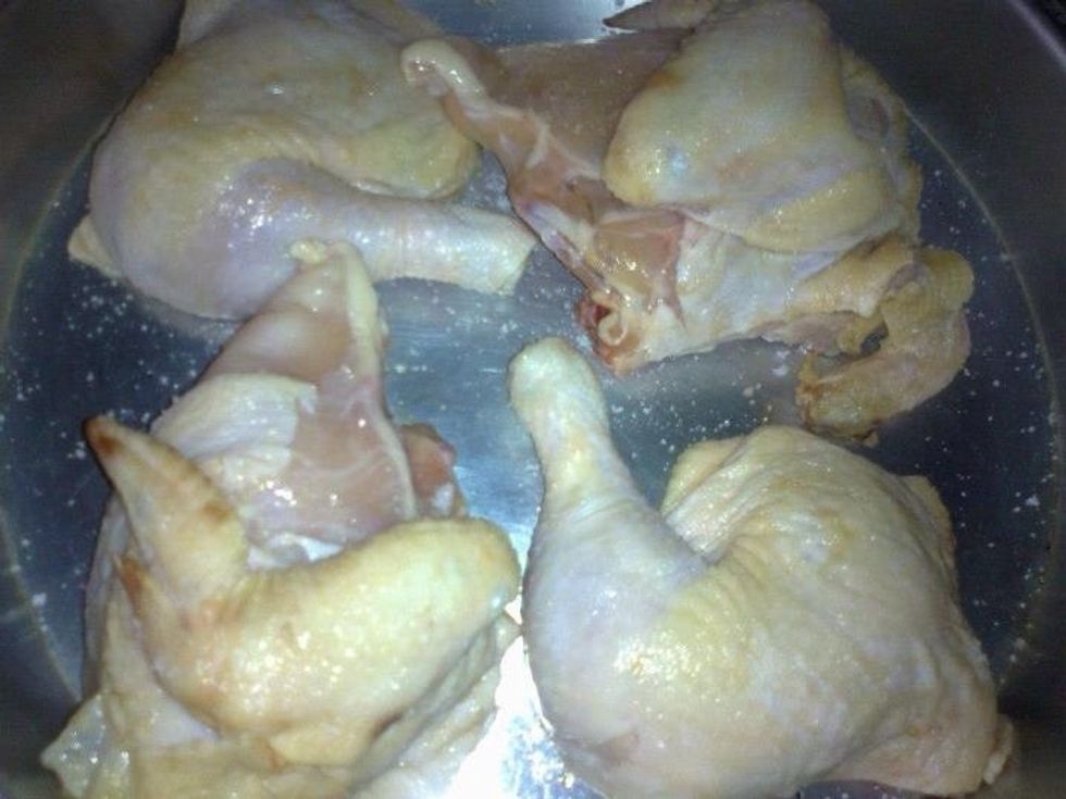 After washing and cleaning the chicken well put them in the tray sprinkled with salt