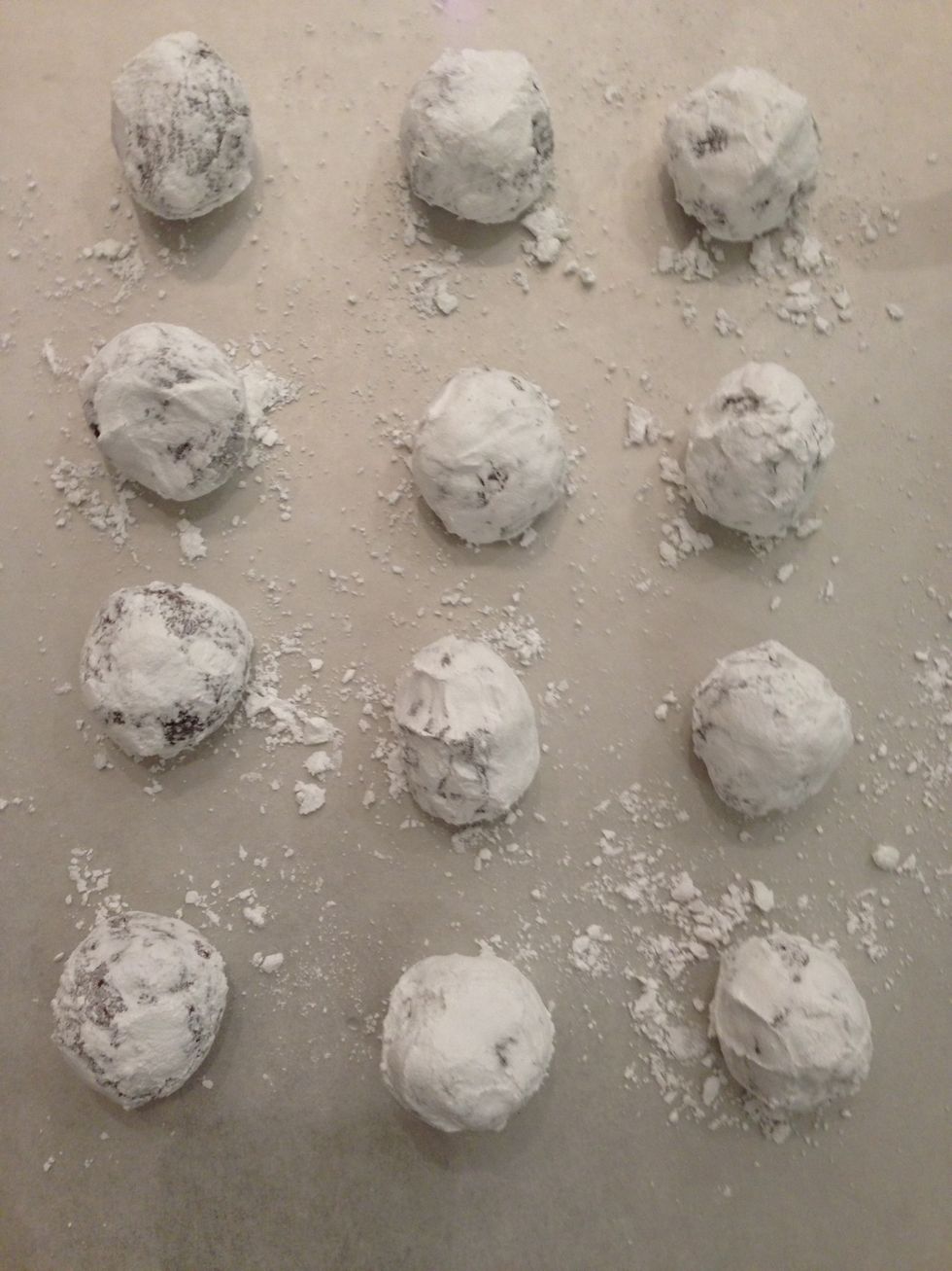 After you coat them with icing sugar. The easiest way is to put in your palm some sugar and you coat the cookies pressing slightly. This recipe makes 28-30 cookies. Now I will cook 12.