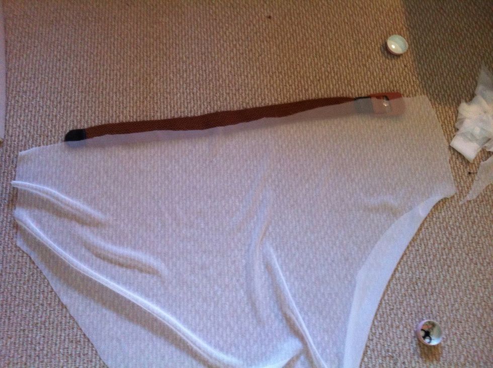 After you finish cutting the fabric, it's time to sew. Lay the fabric on the belt (mine is a think one, n rmb the belt u choose should hv the braid structure) to make the fabric balance on both side.