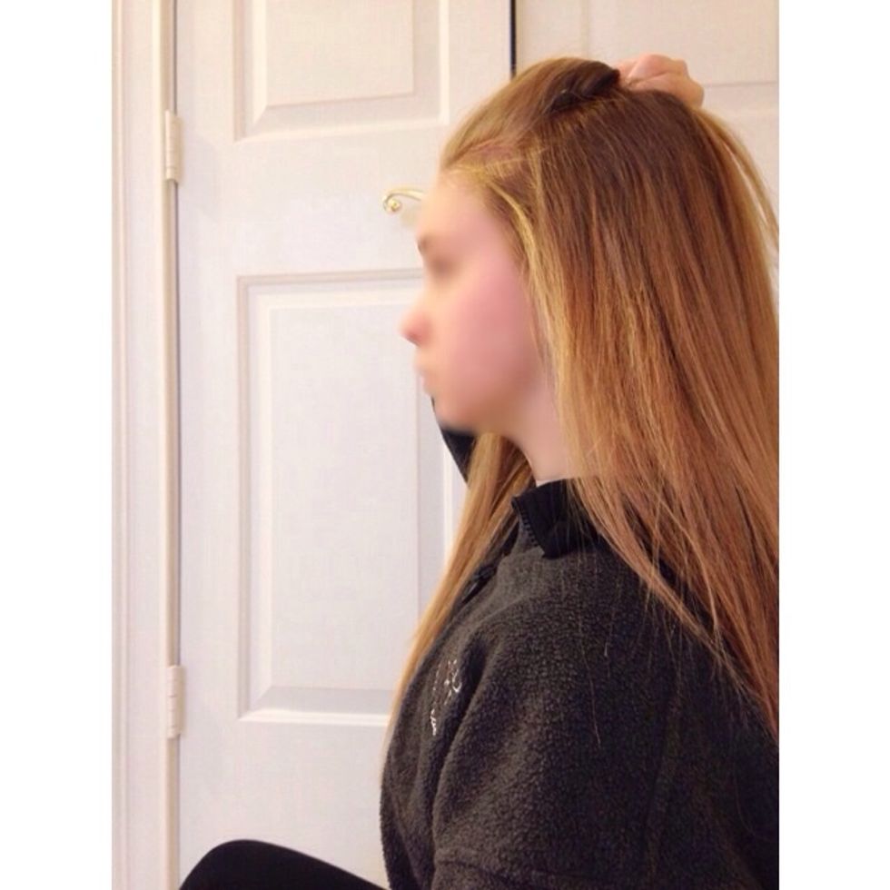 After you finish hair spraying, pull the hair back to the back of your head, as shown in the picture.