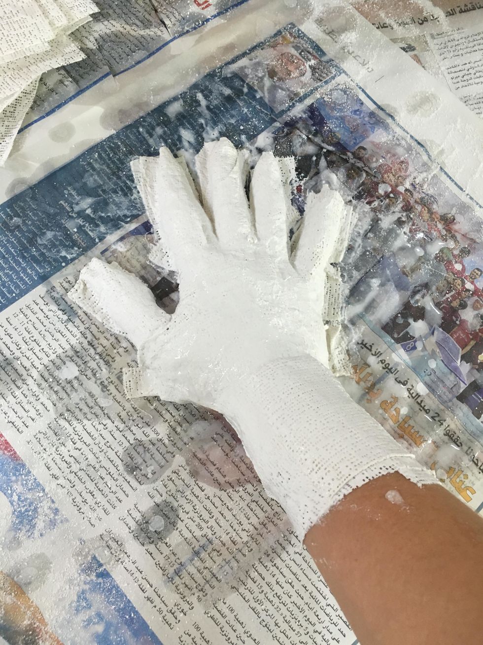 After you have 2 layers of plaster, let the hand model stand still for about 5 minutes to dry. Do not touch.