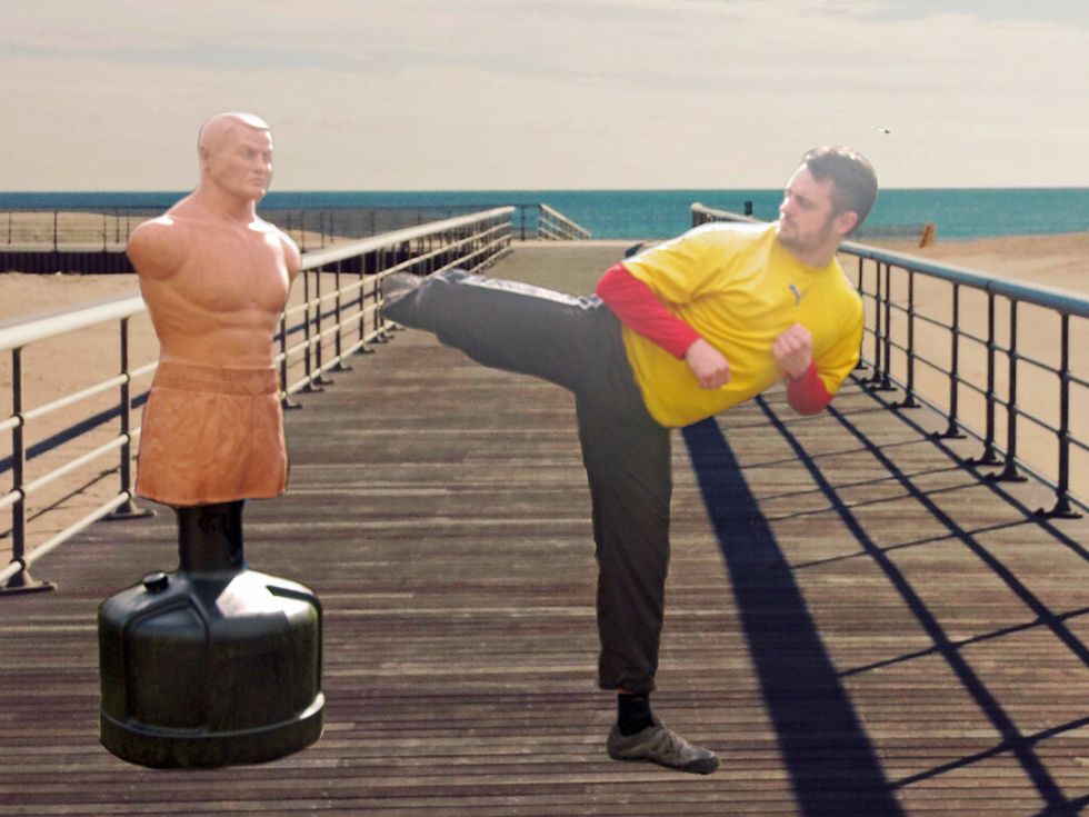 After you hit the target, immediately snap the leg back in. This is to stop the opponent catching the leg, to speed up the finishing phase neatly, and to keep your balance as you spin round.