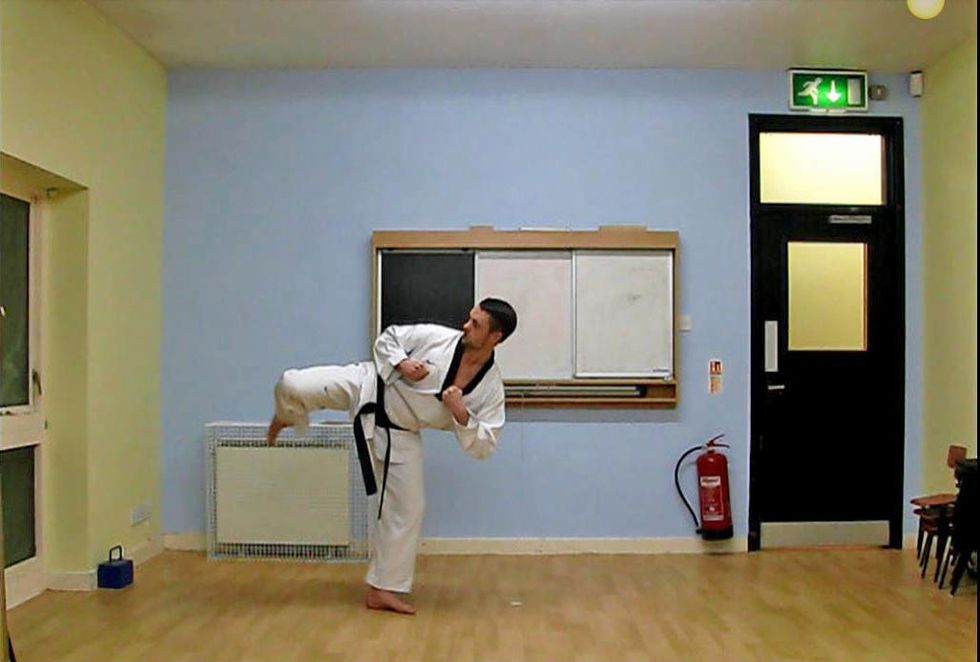 After you hit the target, immediately snap the leg back in. This is to stop the opponent catching the leg, to speed up the finishing phase neatly, and to prevent over swinging.