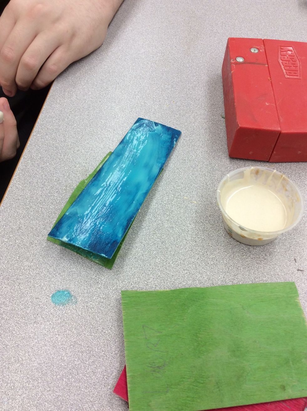 After you placed the Veneers, start gluing the top of Veneer 2