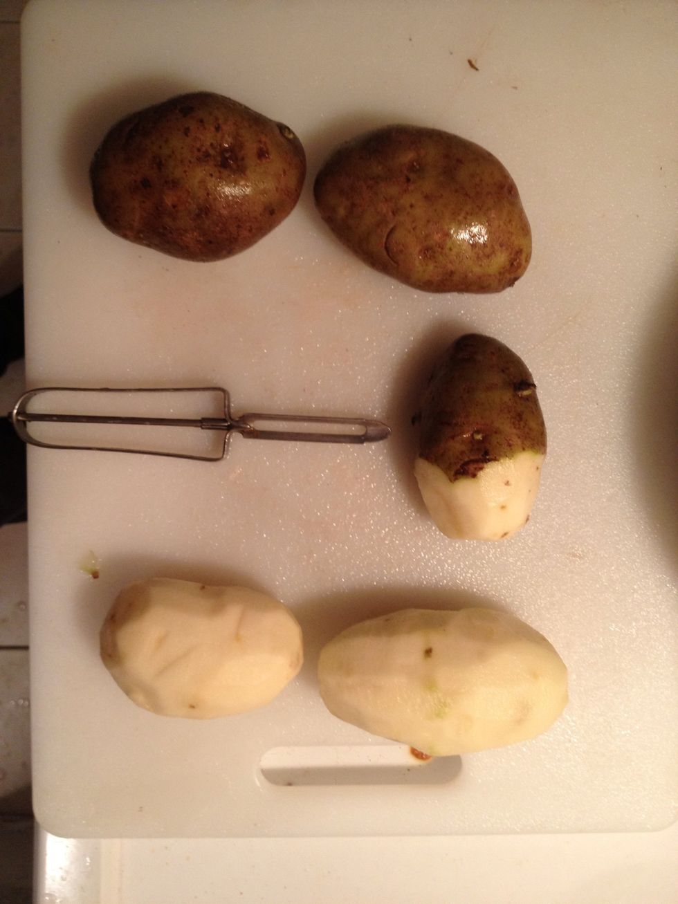 After you take out the potato from the water remove its skin and wash them again carefully as this will be the base of your dinner.