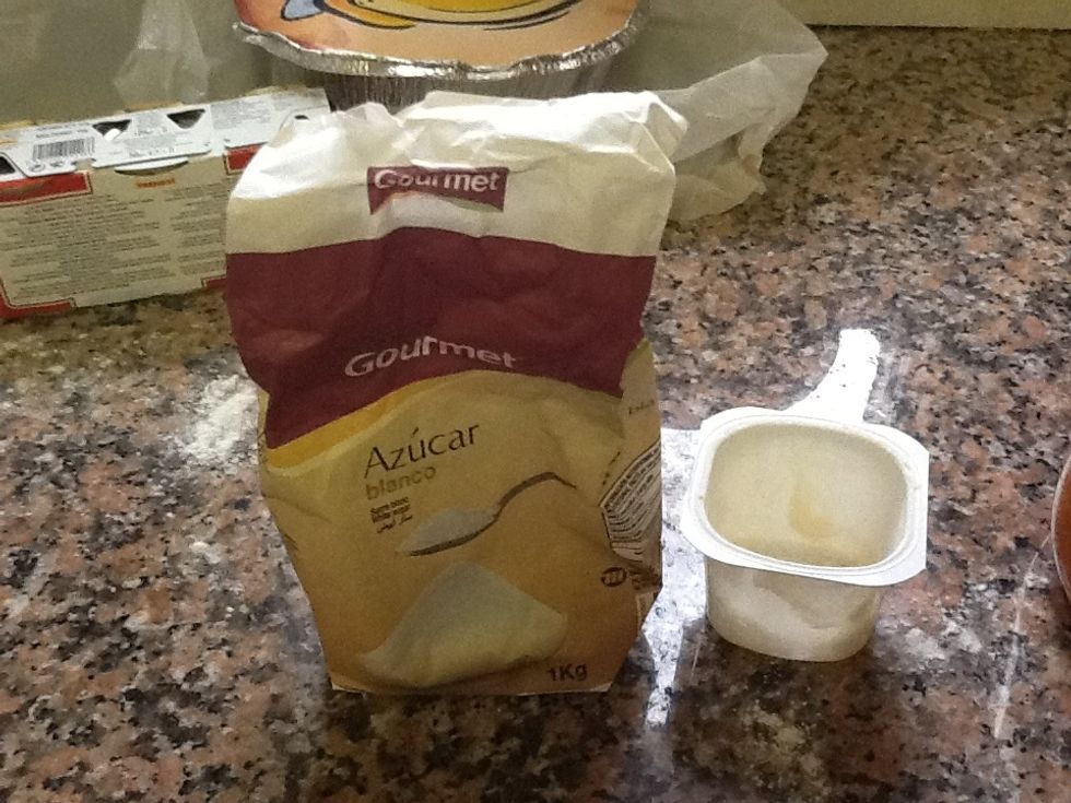 Agafem el sucre i omplim 2 iogurts