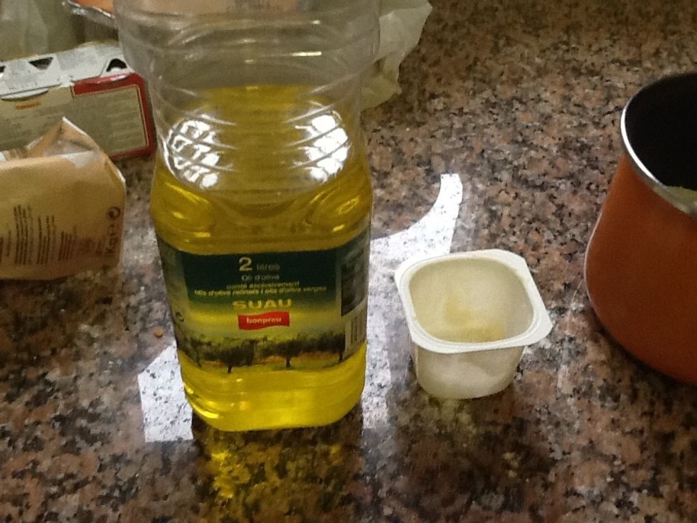 Agafem l'oli i omplim mig iogurt