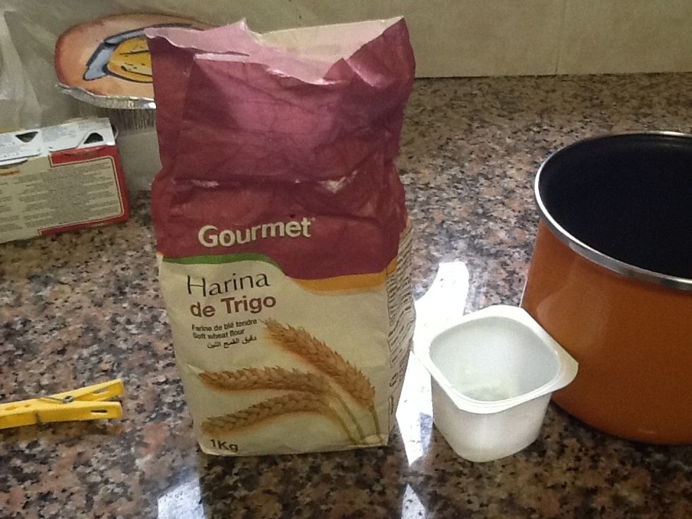 Agafem la farina i omplim 3 iogurts.