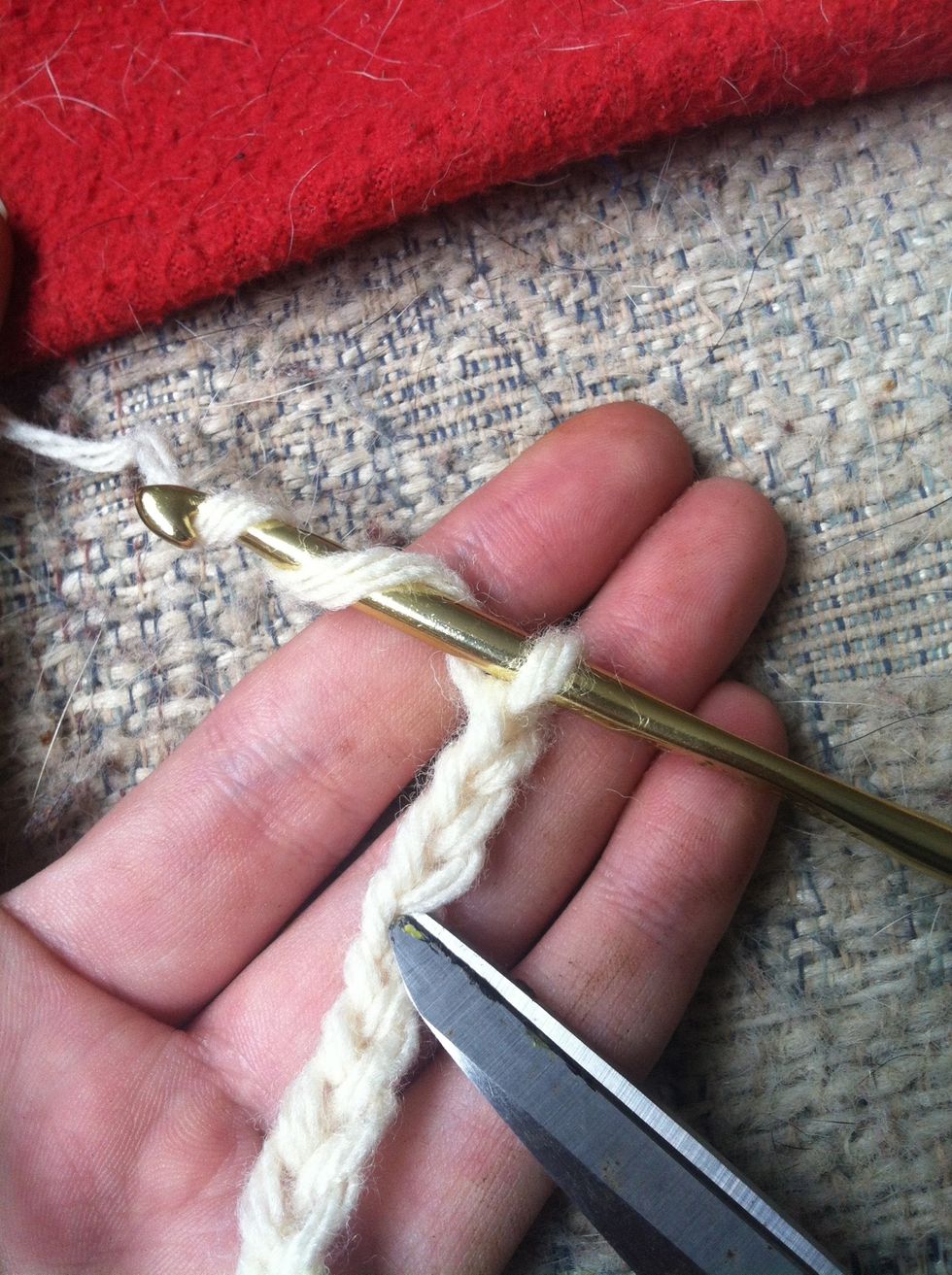 again a foundation chain :) yarn around twice (like for the treble crochet) and insert your hook in the 4th chain.