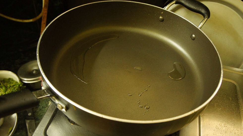 Again after wiping off the pan heat the pan with oil..