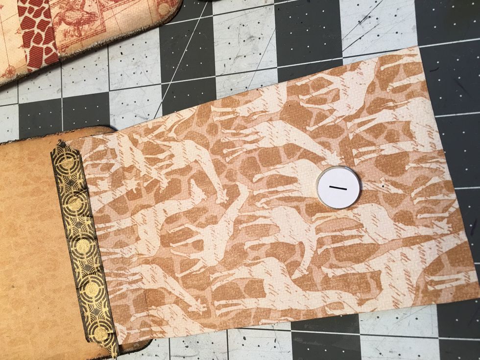 Again, attach another magnet snap (-negative) onto the other magnet as shown. Pull of the backing and close up the flap so that sticky side of the magnet sticks to the tag side.