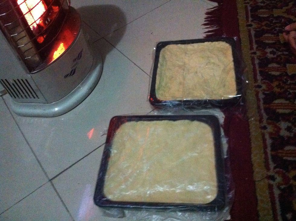 again cover both pans with plastic tightly and place in front of heater. If will form thick crust as it will rise more. If u skip this step it with form thin crust as it wont rise that much