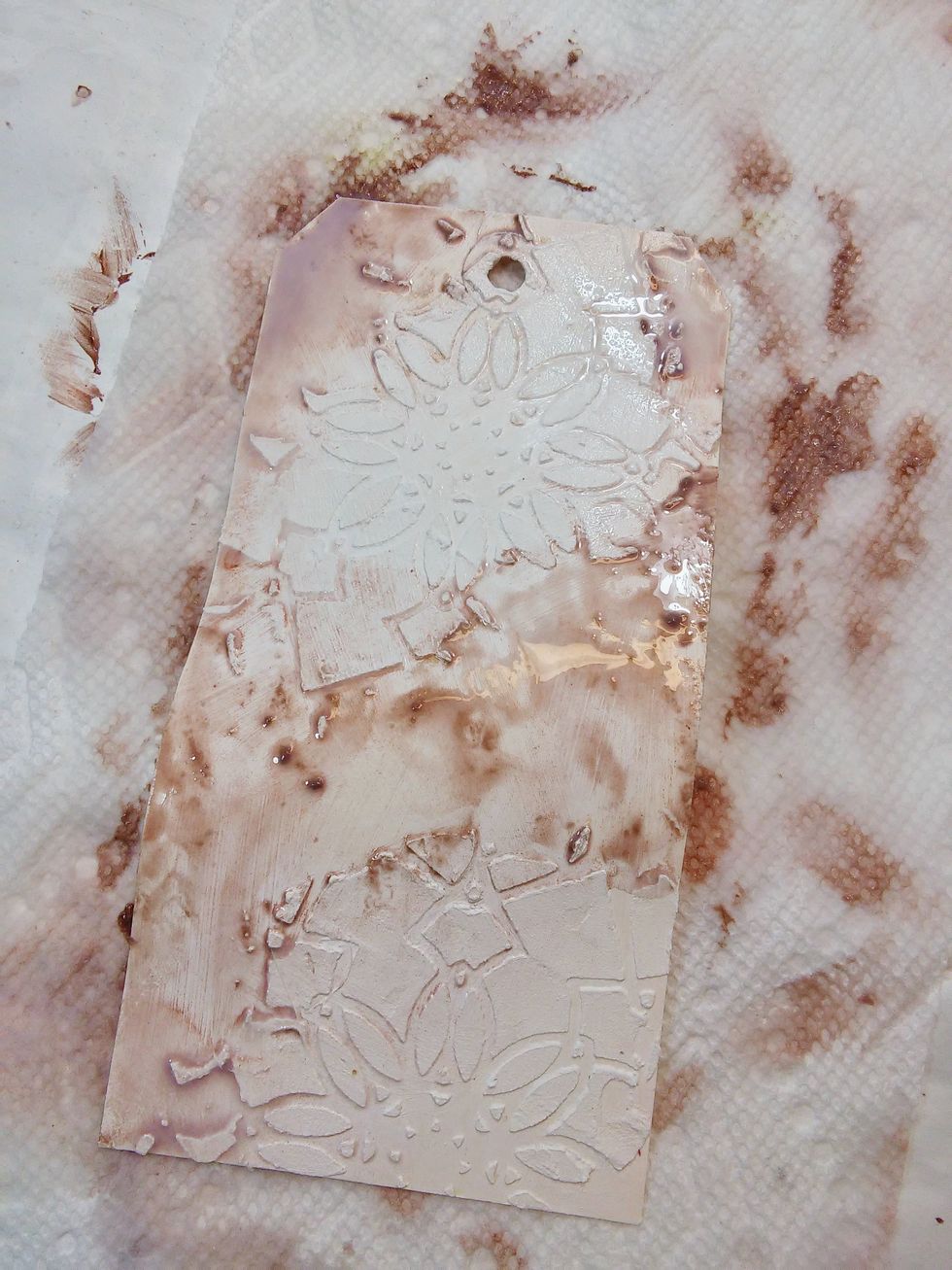 Again, don't let it dry, but add a few sprays of water. Drain the excess and dry with a heat tool.