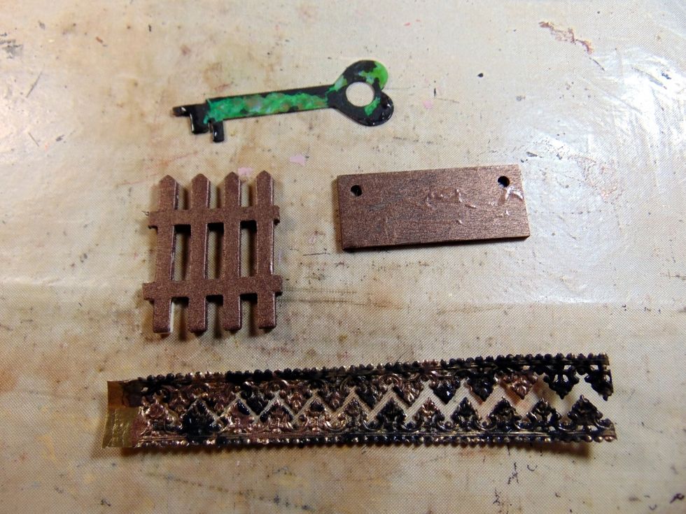 Again paint, I chose Bronze on the top 2 pieces and Iron on the Gold ribbon.