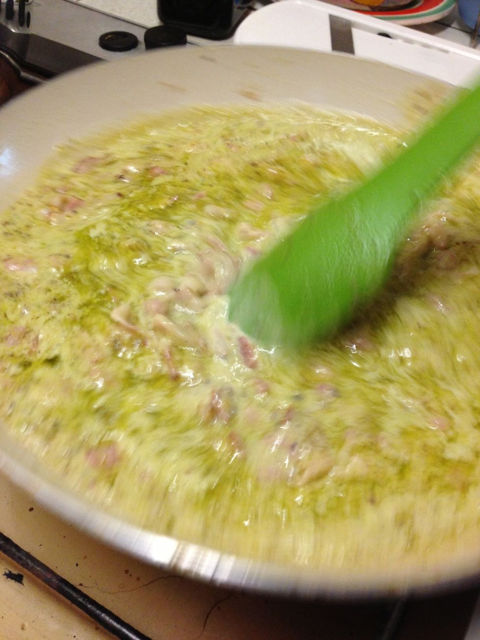 Aggiungere alla pancetta e al bacon il pesto di pistacchio (da vasetto) e il latte (2 bicchieri) in padella