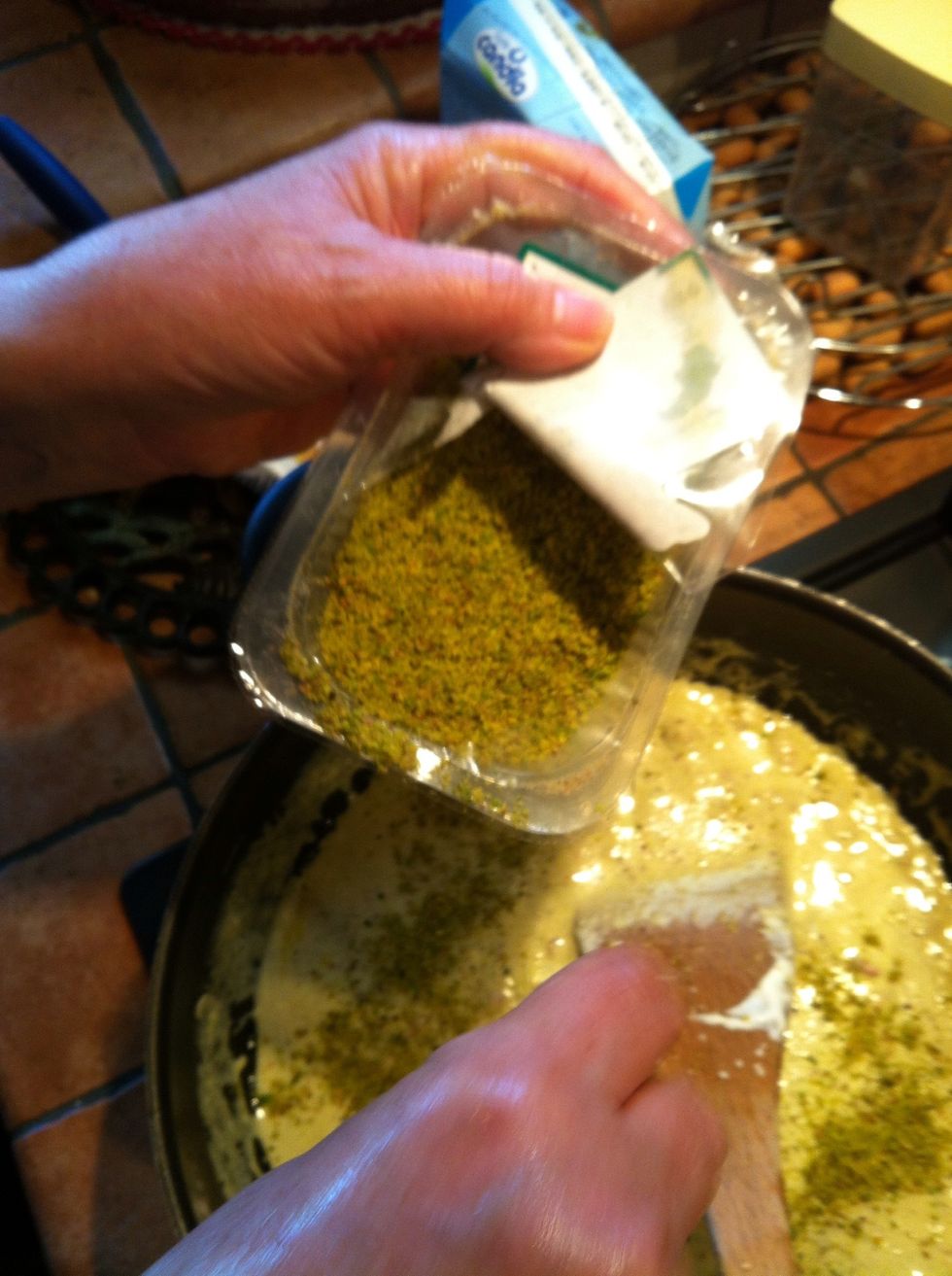 Aggiungere pistacchi grattugiato / add grated pistachios Aggiungere sale e pepe quanto vuoi / add salt and pepper Far bollire l'acqua e cuocere la pasta / boil water and cook the pasta