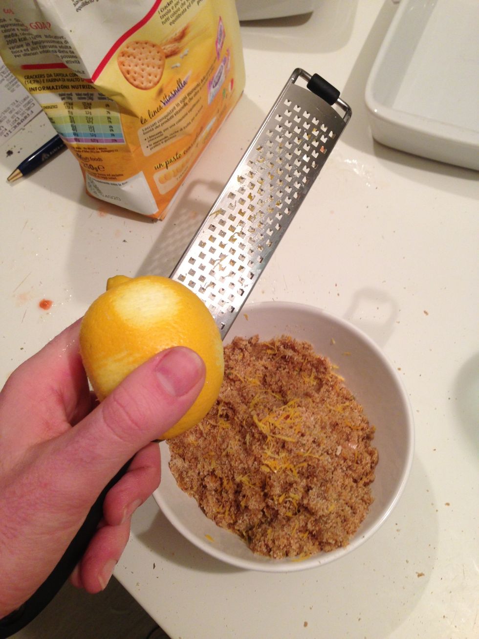 Aggiungere succo di limone e scorza grattugiata.