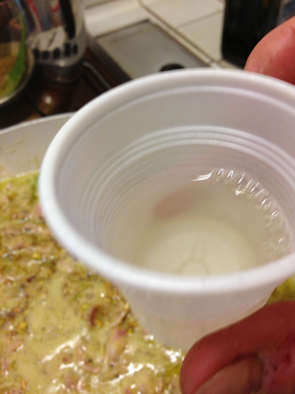 Aggiungere vino bianco, guardare la dose in foto