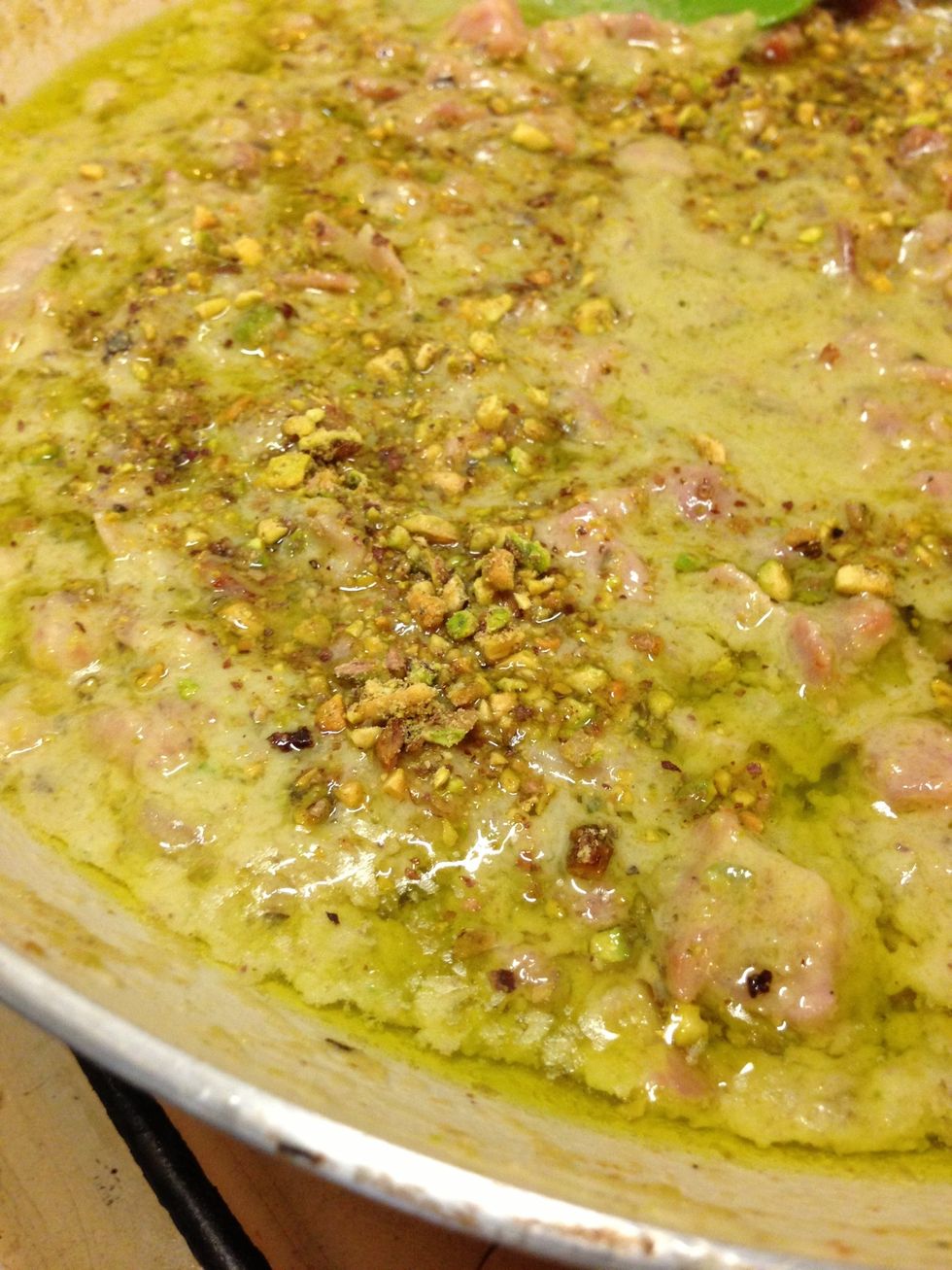 Aggiungete parte dei pistacchi in padella, e rimescolate